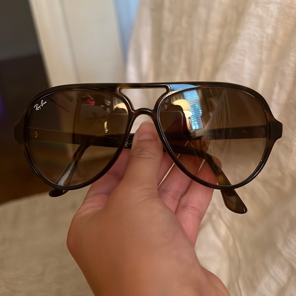 Oversized ray bans. One tiny scratch on one lens but can’t tell when wearing